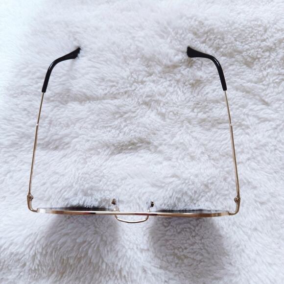 Carly Mirrored Gold Chic Round Sunglasses - Picture 4 of 11